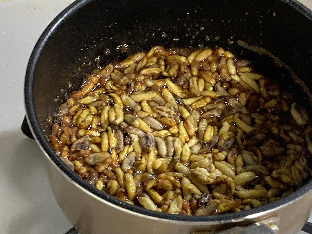 2. 鍋で煮る 鍋に酒、だし醤油、みりん、砂糖を入れて火にかける。沸騰したところで１を入れて中弱火にし、汁気がなくなるまで煮詰める。