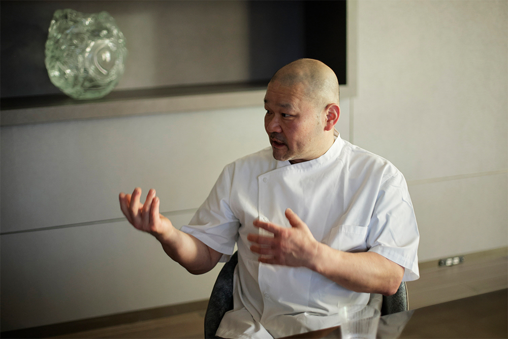 無駄のない職人仕事を日々実践する木村成克シェフ。