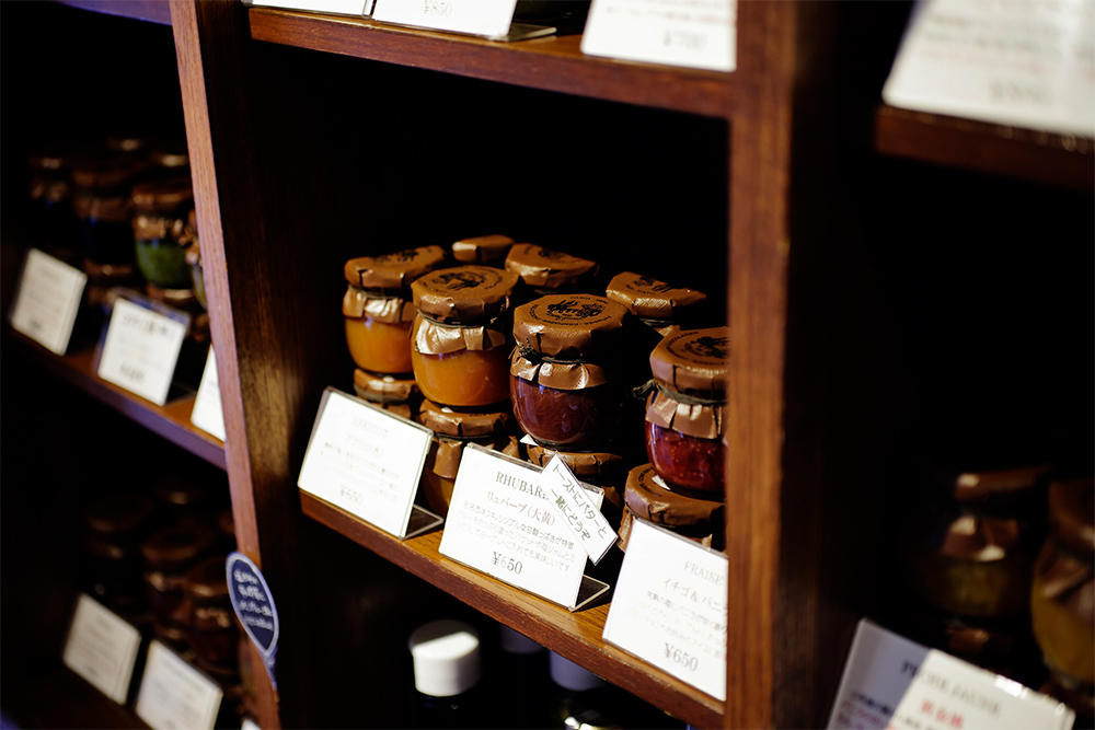 旬の果物や野菜をコンフィチュールにしてロスなく使い切る。旬の素材を使うことは、味や価格だけでなく、環境負荷を減らす上でも意味がある。瓶のリユースも開店当初から。