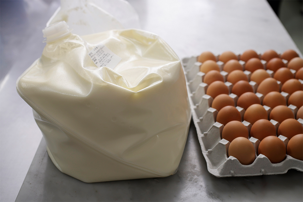 北海道・帯広の完全放牧の牛乳と三重県・伊勢の平飼いの卵。動物の生態に添うように飼育している農場の営みは、動物福祉の観点からも、動植物の生態系や生物多様性を守る観点からも支えたい。ガイドラインのサステナビリティ・フレームワーク「調達」のページに詳しく書かれている。