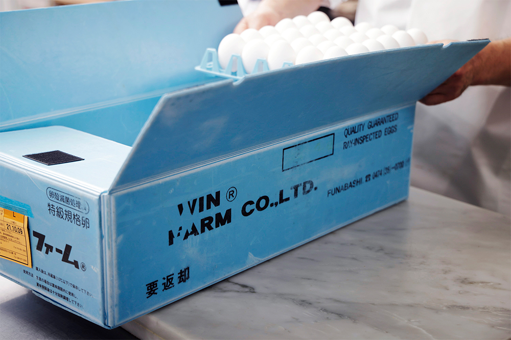 配送用の卵の包材は、回収・洗浄された後にリユースされる。厨房にあるものすべてを「資源」として捉え直すと、自ずと繰り返し使う姿勢が生まれてくる。