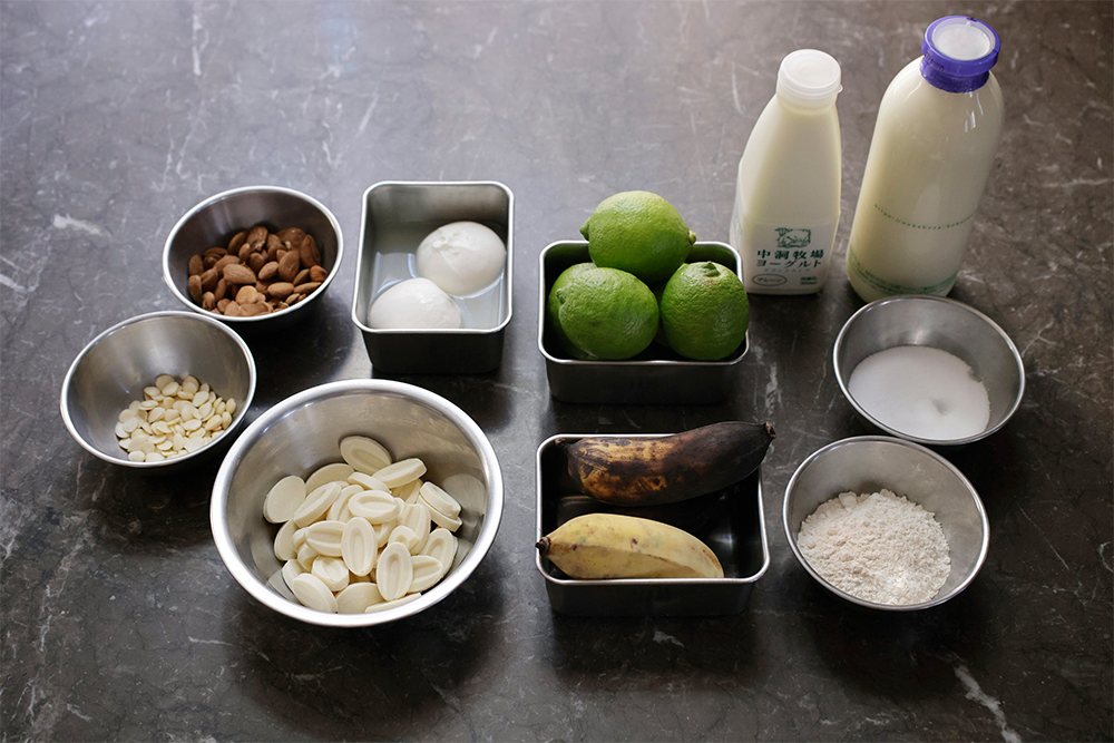 デザート「日本ミツバチのポリリズム」の素材から。チョコレートはヴァローナ、アーモンドはイタリア産を使うが、小麦粉や甜菜糖、レモン、バナナなどは日本の自然農によるもの。どこで、誰が、どのように生産されたかを理解して選ぶことが作り手としての責任。地元産を使うことはフードマイレージを下げ、生物多様性の保護にもつながる。