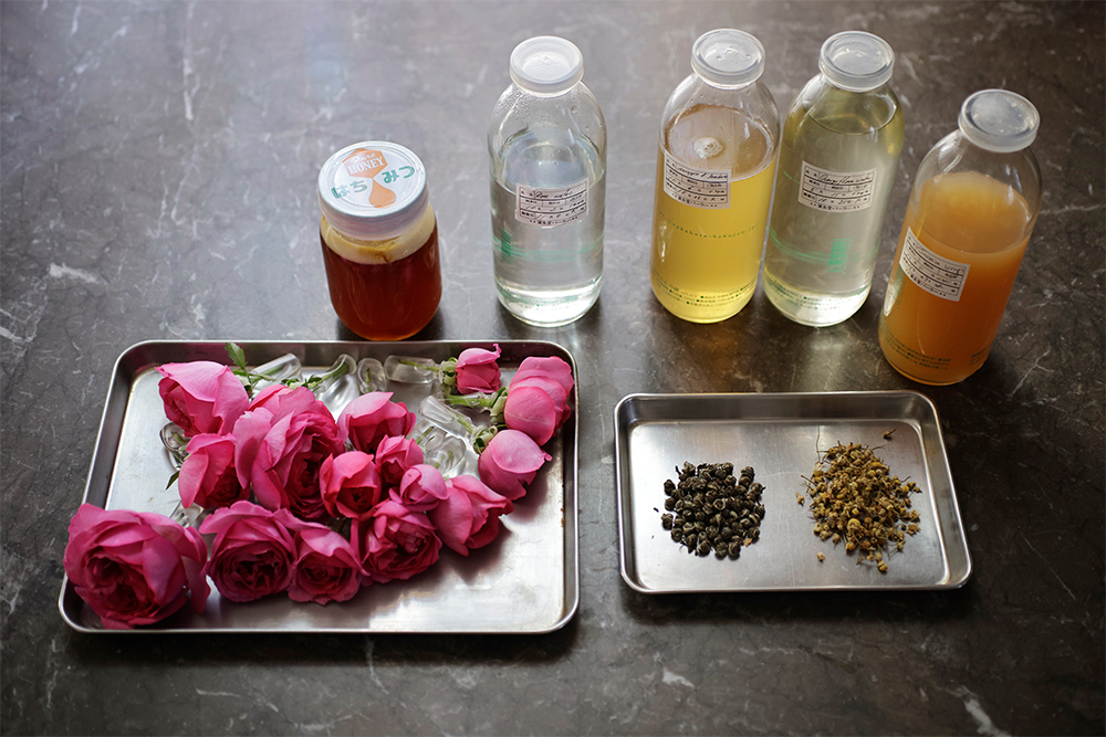 「日本ミツバチのポリリズム」の素材から。自然栽培のダマスクローズ、カモミール、ジャスミン、オレンジフラワーを蒸溜・抽出してフラワーウォーターを作る。サステナブルな素材に限定する分、素材の探求が深くなり、使い方の開拓もなされる。