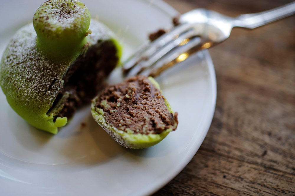 チョコレート菓子の切れ端とマジパンで作るフランスの伝統菓子「フィグ」。