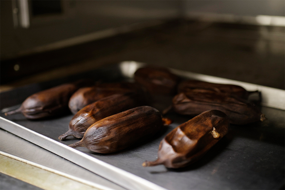 オーブンの火を消した後の余熱で沖縄県産のバナナを丸ごとロースト。甘味が増し、ヴィーガンデザートに深みをもたらす。