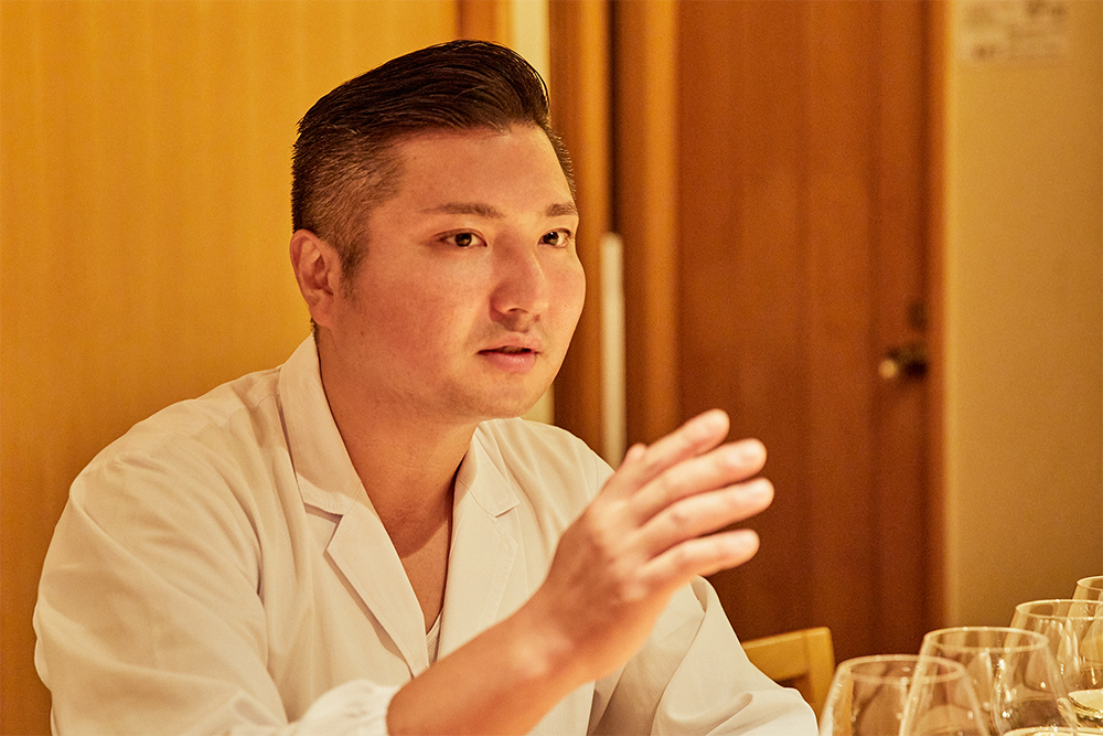 【教わる人】浅倉鼓太郎さん 「銀座・器楽亭」店主。多国籍料理店、居酒屋店長を務めながら独学で知見を重ね、和食の腕を磨く。2007年、東京・久我山に居酒屋「器楽亭」をオープン。独創的で精緻な酒肴の数々が評判を呼び、たちまち予約の取れない人気店に。2020年３月、銀座６丁目に移転し、６月には虎ノ門ヒルズに分店「器楽亭＋（ぷらす）」を開店。（銀座・器楽亭は、2022年銀座７丁目に移転）