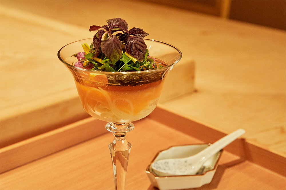 ほんのりと温めたイクラにだしを加えて裏漉ししたクリームで和のカルボナーラ仕立てに。素麺ではなくカペッリーニを使うことで生まれる硬質な食感が、プティ・シャブリのキレのよさに呼応する。