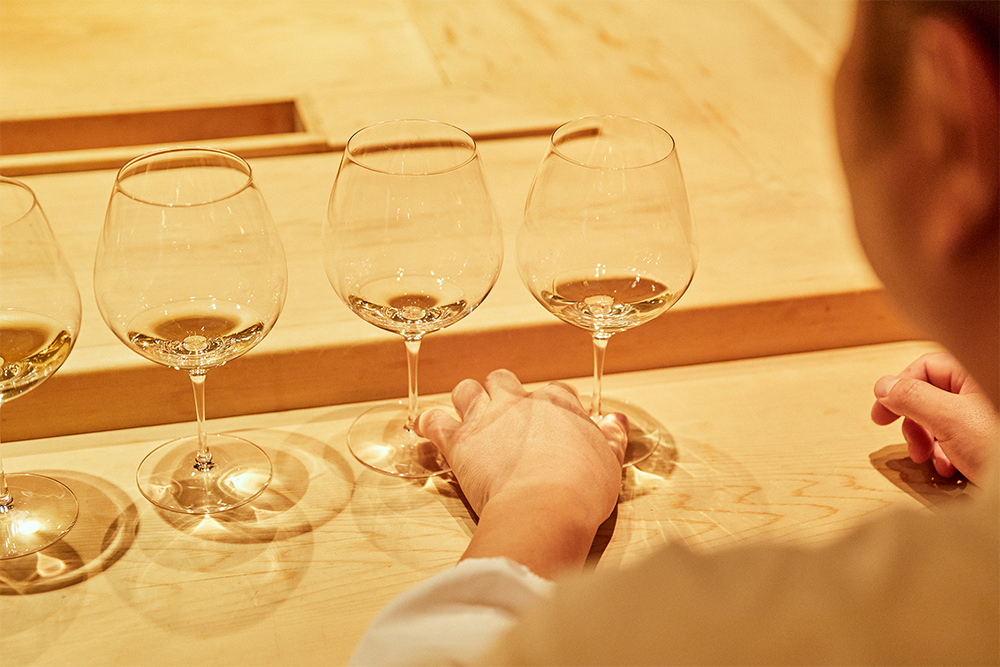 ほんのりと温めたイクラにだしを加えて裏漉ししたクリームで和のカルボナーラ仕立てに。素麺ではなくカペッリーニを使うことで生まれる硬質な食感が、プティ・シャブリのキレのよさに呼応する。