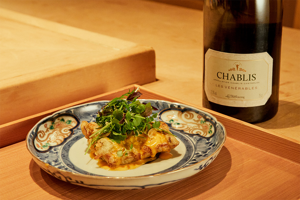 ■海のミネラル感を引き立て合う AOCシャブリ×「横山さんの鰻の天ぷら　黄身酢と香味野菜を添えて」