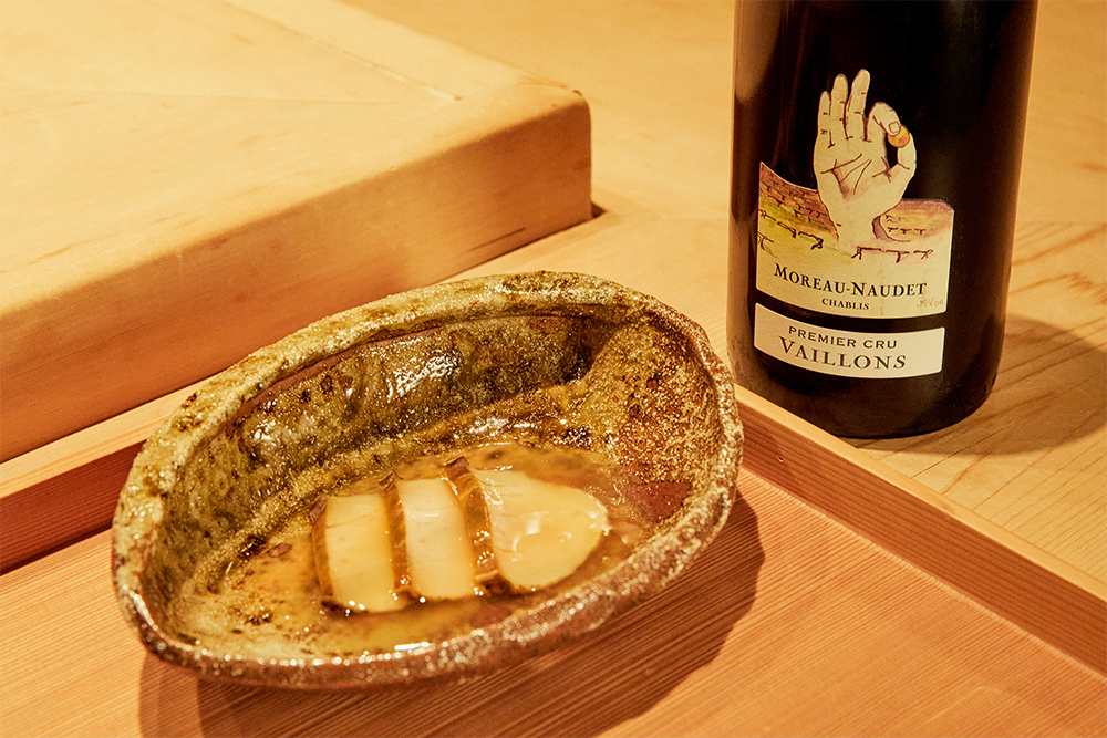 蓮見：生産者のキャラクターにもよりますね。単体で飲んでも「あ～、おいしい」と思える明るさがあるヴァイヨンなんだけれど、このお料理と合わせると、蜜の味になるのよ！　陰影が出てくる。すっごく不思議。こんな体験は初めてです。 アワビとスッポンの組み合わせ自体も、かなり珍しいですよね？