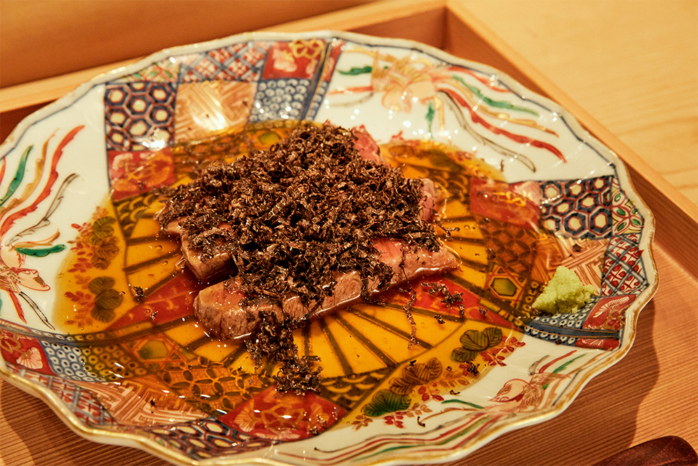 松阪牛の最高級部位シャトーブリアンのミルキーな旨味を和の手法で引き出し、たっぷりのトリュフを添えて。シャブリ屈指の名門ドメーヌによるグラン・クリュと比肩する正調の佇まい。