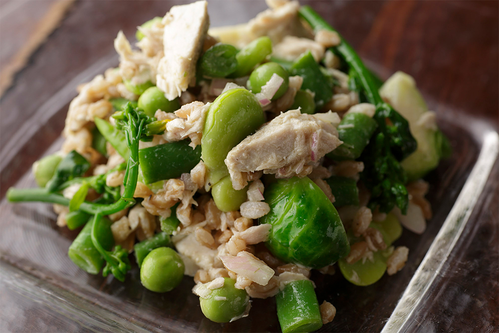 料理の展開例：スペルト小麦とツナのサラダ・・・旬の野菜たっぷりのツナサラダ。ツナは噛むほどにジューシーな味わいが。しっかりと食べ応えのあるサラダ。　◆サラダ、ソース、パスタ、料理の隠し味やトッピングに。