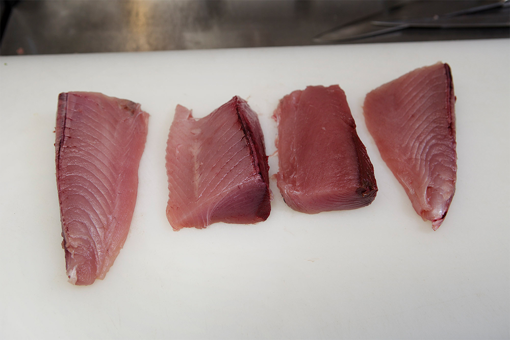 保存する瓶の高さに合わせ、食べやすい大きさに切る（写真は１切れ160g程度）。冷凍の場合は室温に戻す。