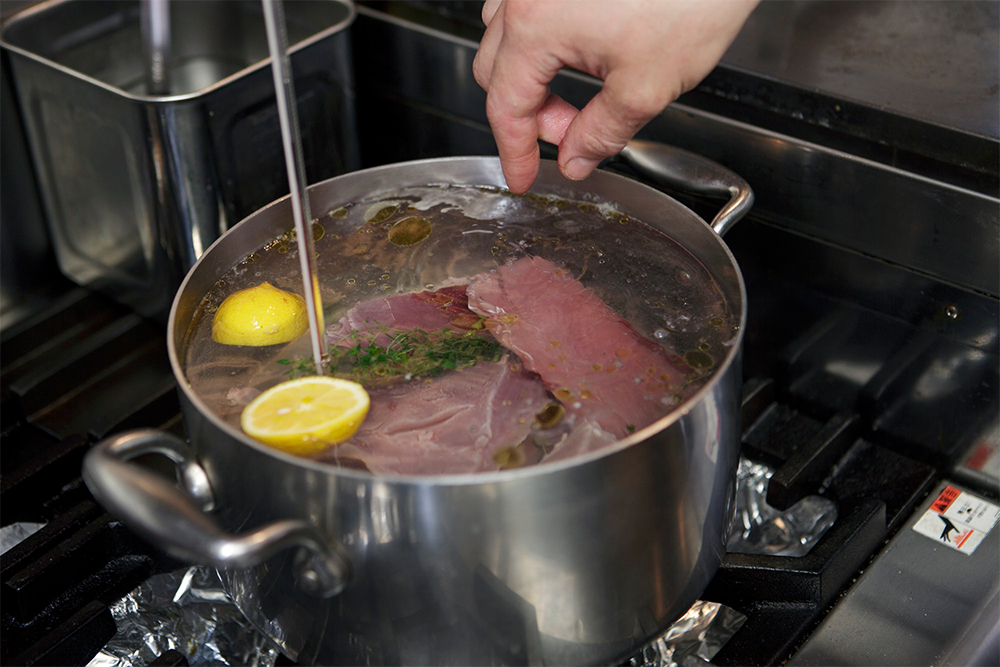 温度が75℃になったら、湯に[２]を重ならないようにそっと入れる。