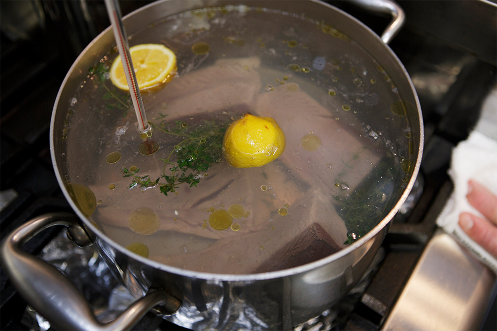魚に火が通るまで約１時間半煮る。 POINT：80℃を超えると煮崩れしやすくなるため注意。