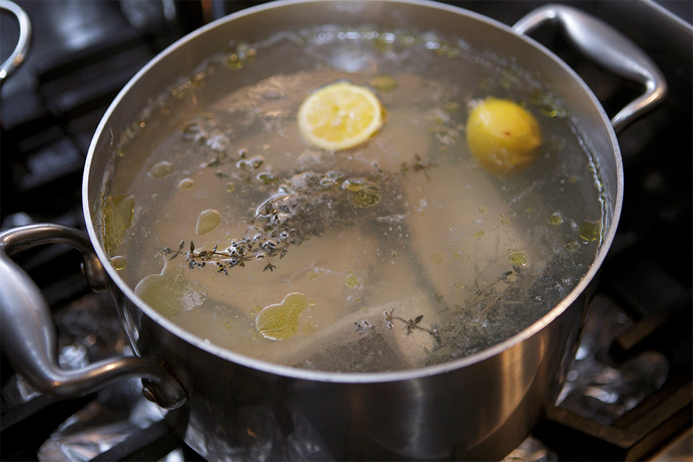 火を止め、湯に浸かった状態のまま完全に冷めるまで５～６時間程度置く。