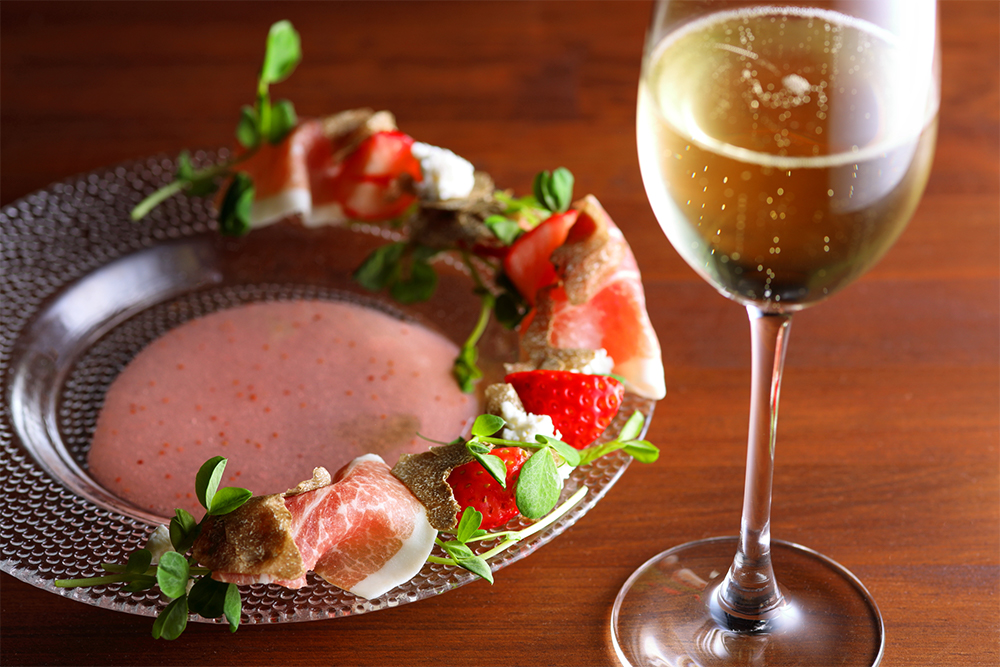 「おざわ農園のイチゴ　ふるや農園の豆苗とプロシュート」