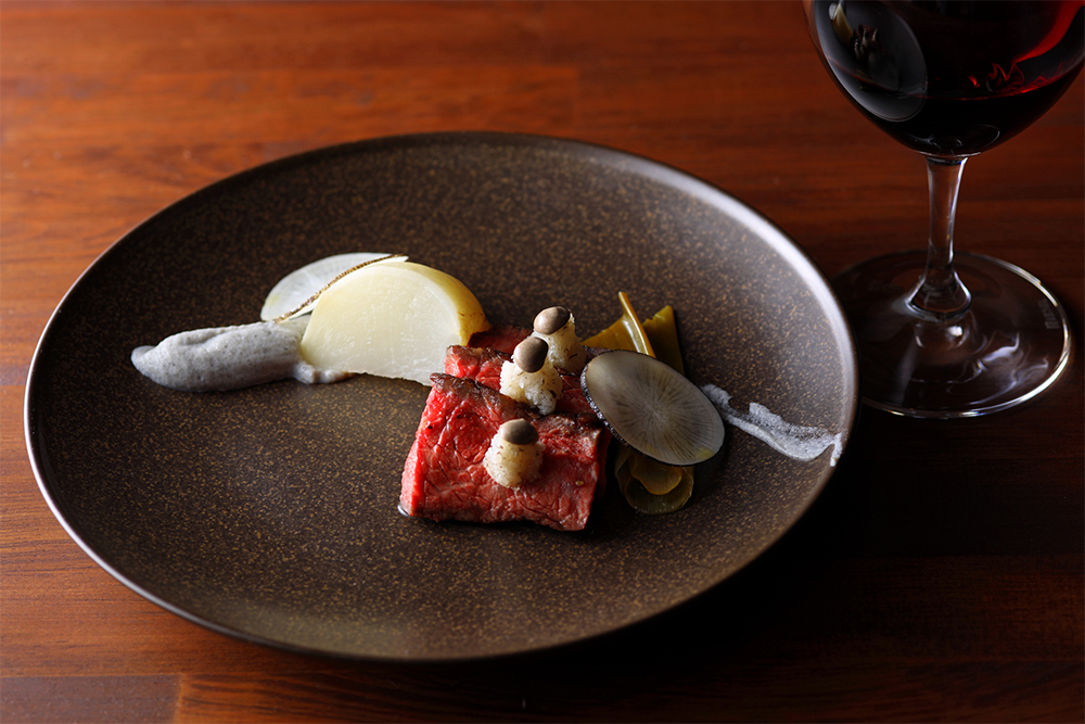 「短黒牛の炭火藁焼き　ハイカラりっくんと黒大根のデグリネゾン」