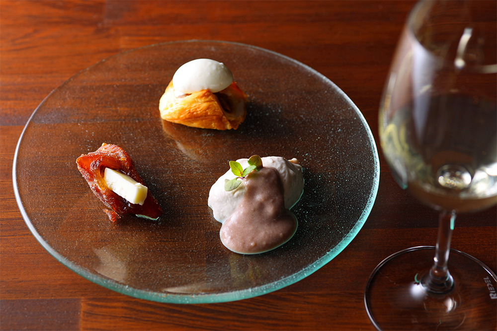 「郡山三大銘菓のオマージュ」。上から時計回りに、エキソンパイのオーブン焼き笹の川酒造の山桜風味のジェラート、薄皮饅頭パンナコッタ、ゆべし あんバターの再構築