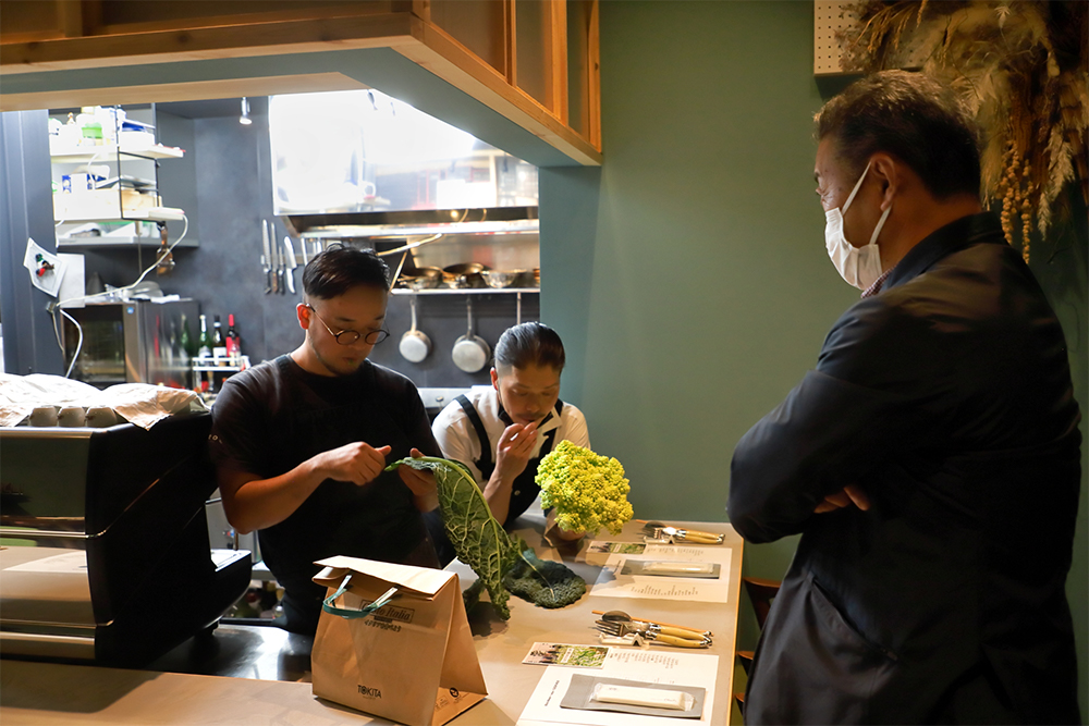 右・鈴木光一さん。ディナー前にも大きなロマネスコを届けた。シェフの機転でリゾットの具に加わる。