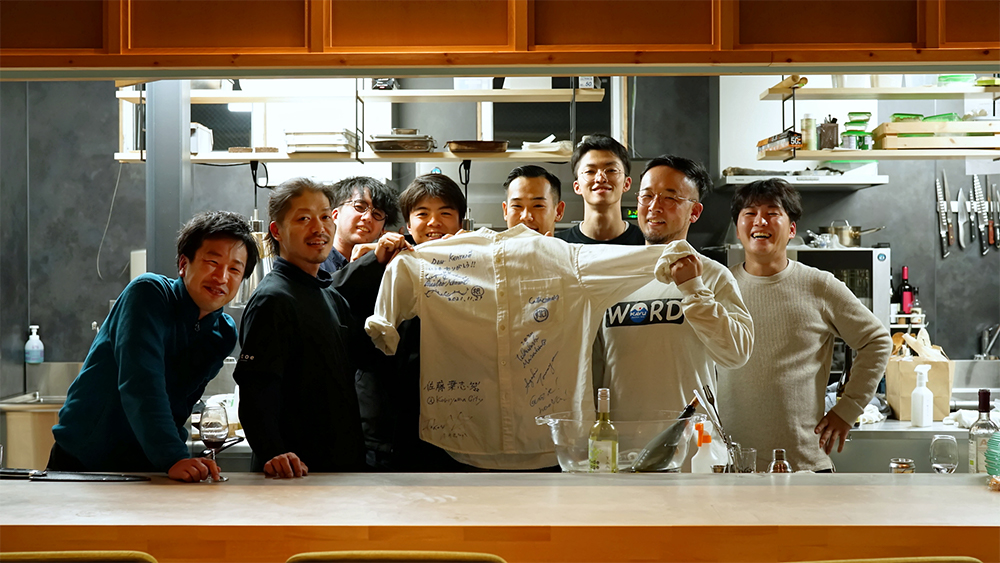 最後はみんなでシャツに寄せ書き。