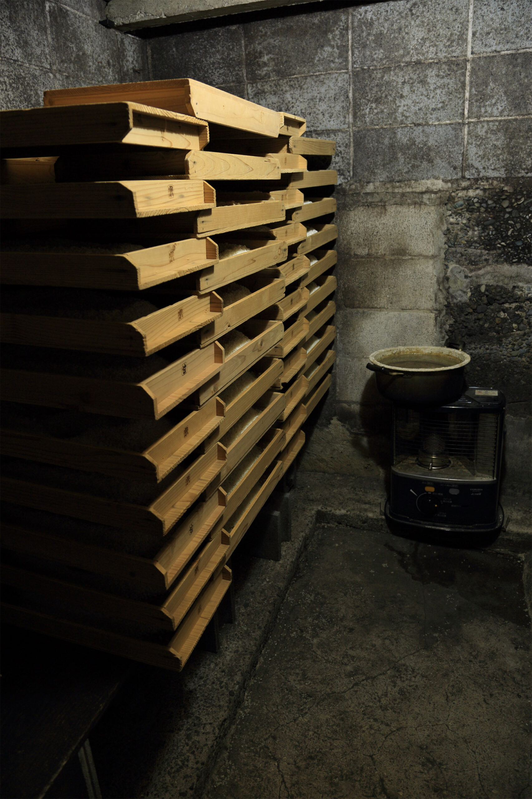 室は温度約30℃、湿度80 ～90％。ストーブに湯を沸かし、扉の小窓の開閉で調整。