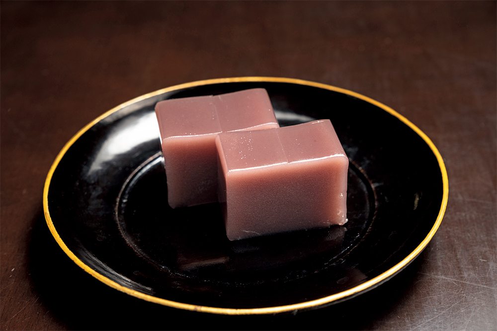 １日150本限定の羊羹。かつて１人５本までとしていたが、「欲しいのに買えない」という客の声に応え、１人３本までに変えた。朝５時過ぎから行列ができ始め、８時時点で50人並ぶことがほとんど。４年前から週２ペースで並ぶという常連客いわく、「平日は７時、休日は６時半に来たら、買えることが多い」。