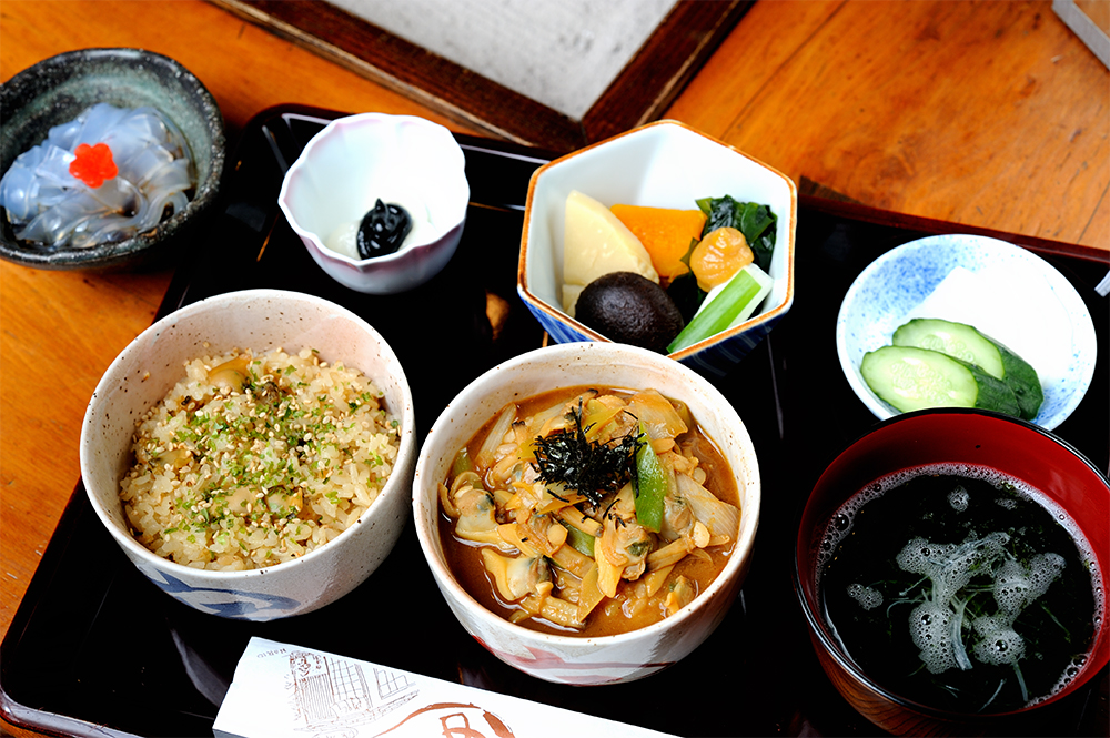 味噌汁仕立てと炊き込みご飯、2つの深川めしをセットにした「辰巳好み」が人気。炊き合わせやぬか漬け、箸休めの白玉ゴマあん、葛切りなども丁寧な味わいだ。2100円。