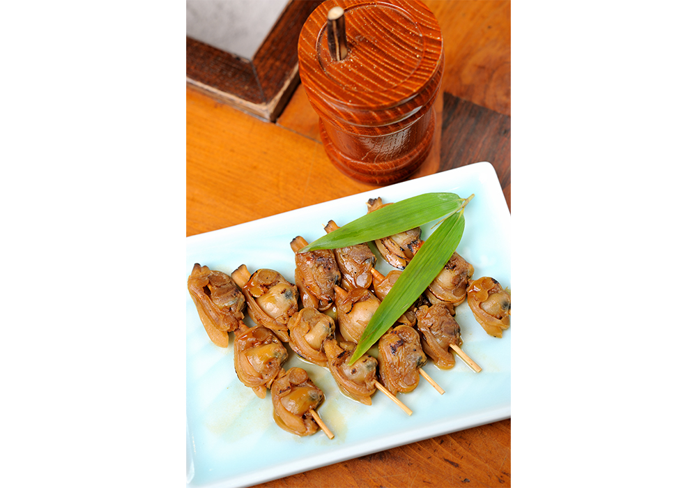 「焼きあさり」は580円。醤油のたれにさっとくぐらせ、アサリの甘味を邪魔しない品のある仕上がりに。