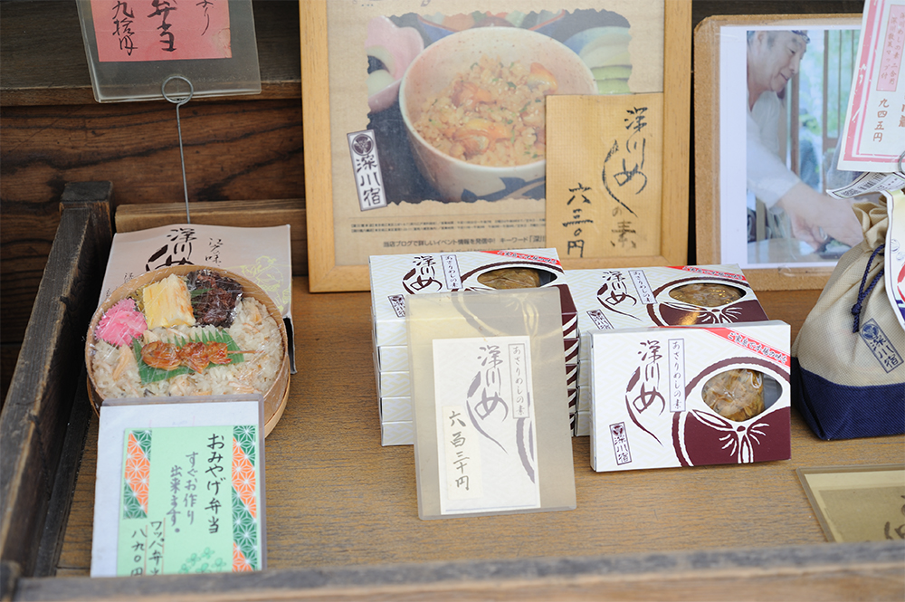 2年以上かけて開発した深川めしのもと（945円）は発売して間もないが、製造が間に合わないほどの人気ぶり。佃煮やお弁当もお土産に人気。