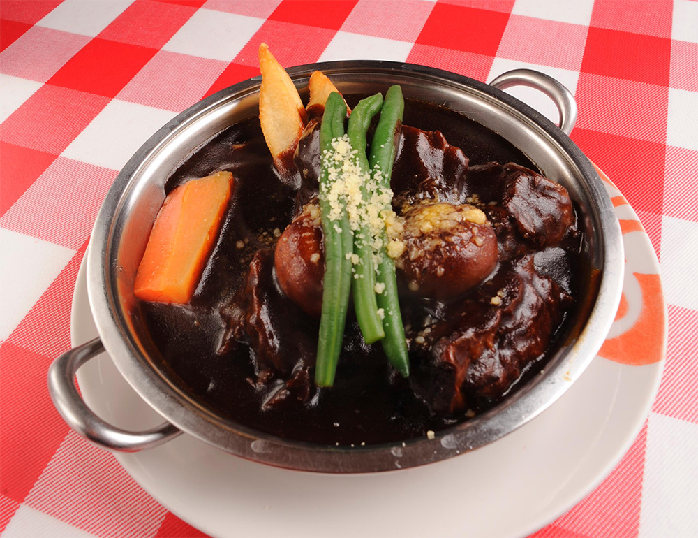 ドミグラスソースの深い味わいに思わずにっこりと笑みがこぼれる「ビーフシチュー」2450円。パンにもごはんにも合う究極の味だ。