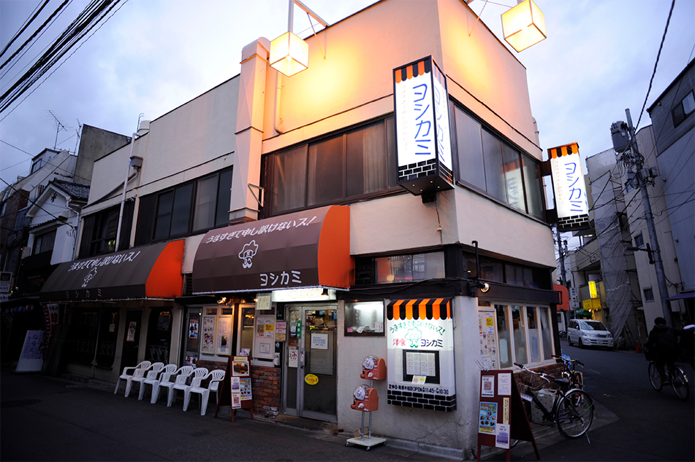 店は開業時から同じ角に建つ。人気の高まりと共に、隣のスナックとの間にあった壁も取り払い現在60席に。