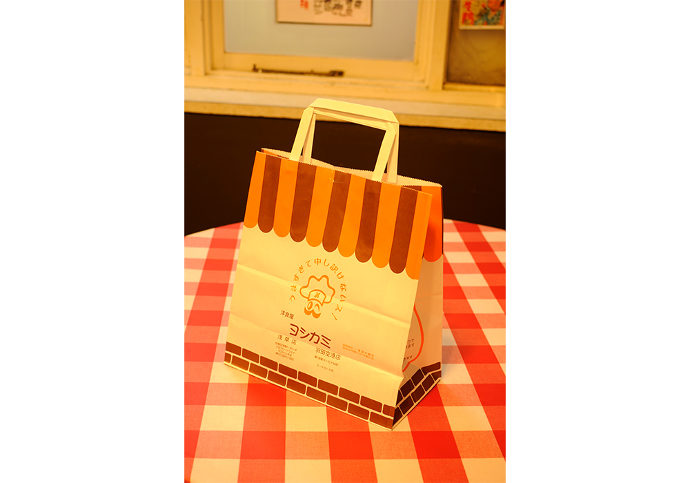 お土産も人気。カツサンドは創業からロングセラーを続ける。折代50円をプラスすればほとんどのメニューがテイクアウトできる。