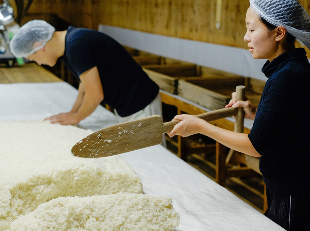美吉野醸造での酒造り。麹室での作業風景。麹造りは、今麹がどの状態にあるのか、正しく見極めるのが難しい。