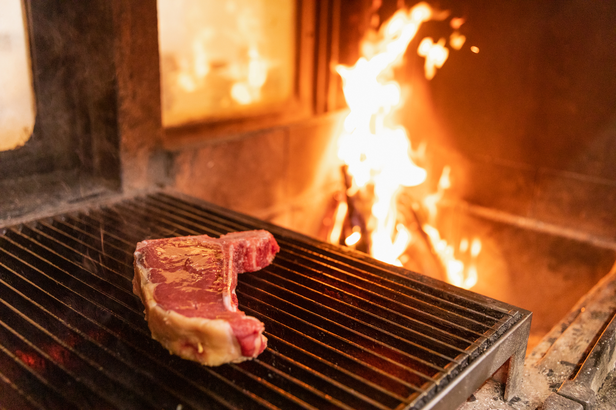 薪火のパイオニア「ヴァッカロッサ」の“健康な赤身肉のための火入れ技” SDGs時代の「薪火」活用術 02