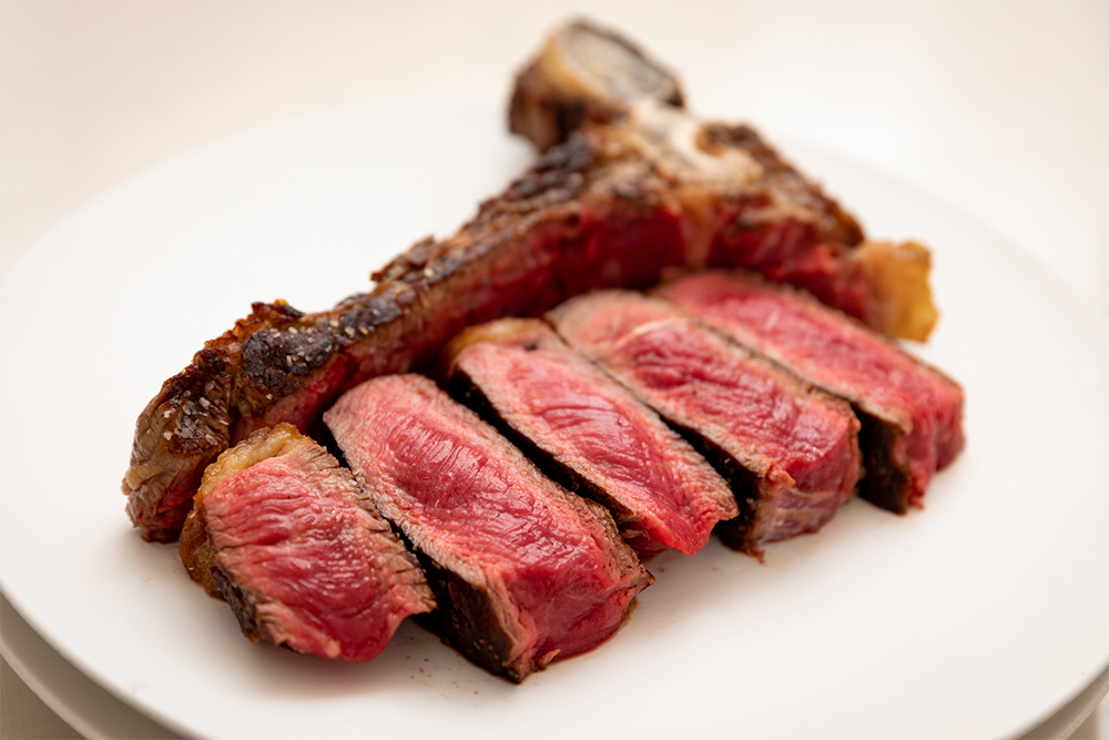 薪火に適した肉質の探求にも余念がない。日本では主流ではない赤身肉の優れた生産者を求めて、全国各地へ足を運ぶ。