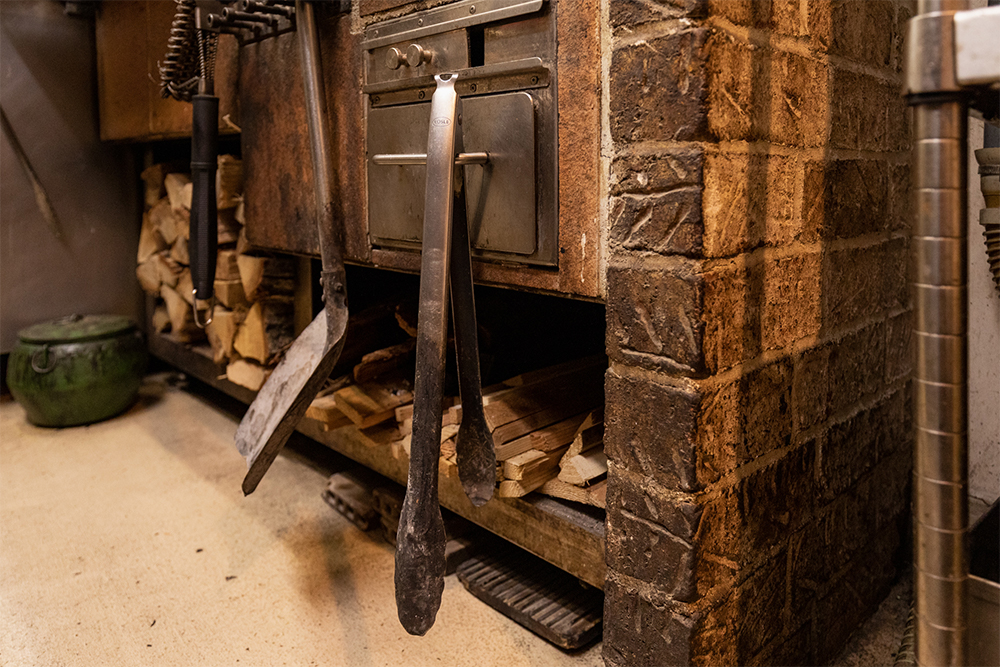 腰から下の部分には薪を収納。