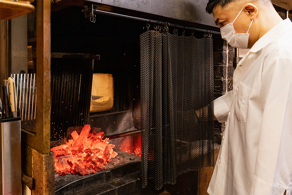 熾火の状態になったら、焼き台へ移す。