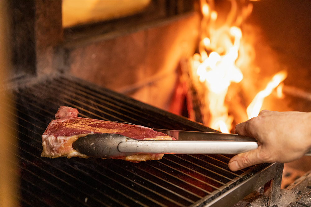 20秒ほどで裏返す。まだ表面が薄茶色に変わったばかりの状態。