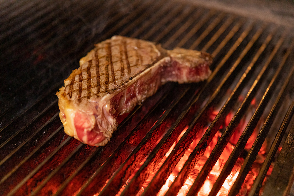 反対面も表面が薄茶色に変わったら裏返す。薄い焼き色を重ねていくように、この動作を繰り返す。肉が焼き固まらないように火を入れる。