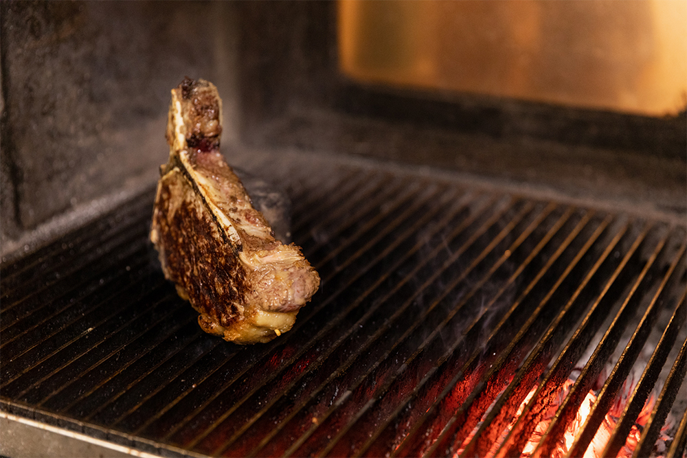 15分ほど焼き色を重ねていくと、８割方火が入った状態に。表面に塩をふり、側面を焼いて仕上げる。