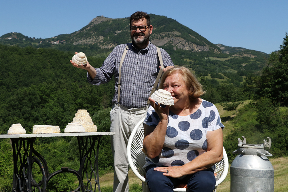 彼らは様々な調査研究を行い、さらにはスローフード協会の協力も得て、1997年にカロリーナ・ブラッコ（Carolina Bracco）という老女からこのチーズの原型であろうレシピを手に入れることができた。カロリーナはレシピと一緒に、このチーズの歴史、そしてロベルトとアガタがこの世から消えたと思い込んでいた細かな作業工程をまだ覚えていて２人に託した。