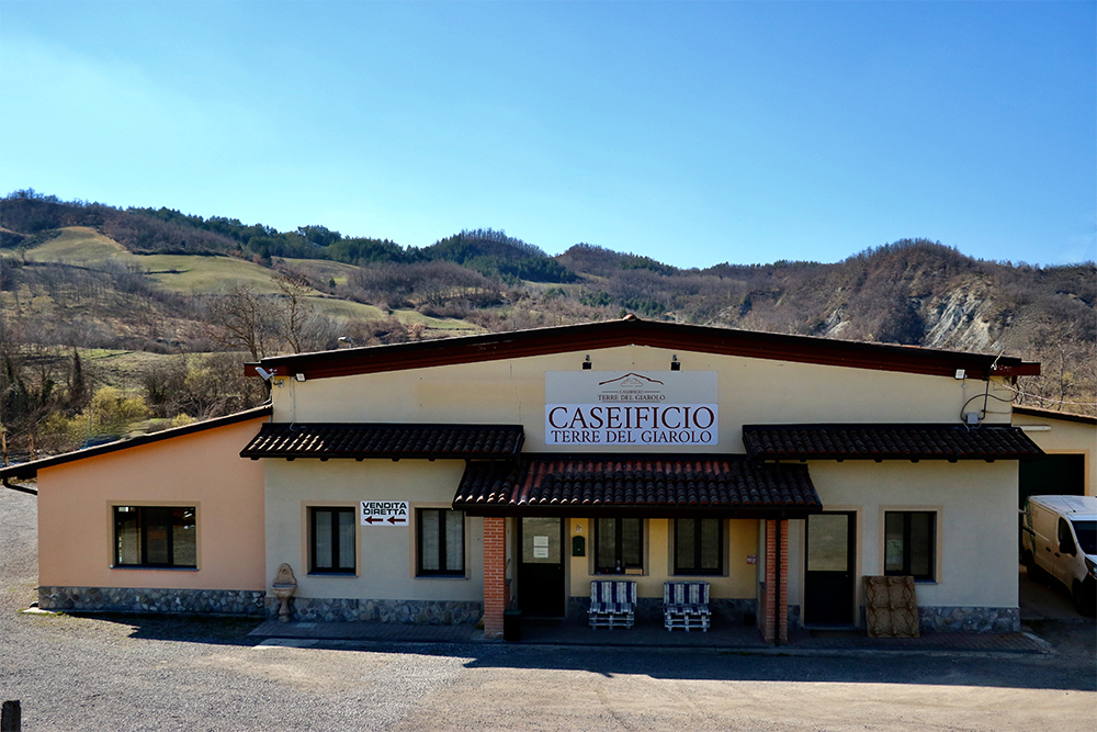 2020年は、ロベルトとアガタにとってチーズ工房「テッレ・デル・ジャローロ（Terre del Giarolo）」誕生の年となった。ファッブリカ・クーローネ村（Fabbrica Curone）に新工房とショップスペースを設け、ロベルトの一族グラットーネ家の分家からアンドレア（Andrea）、ステファノ（Stefano）、エマヌエラ（Emanuela）、そして若きマッテオ（Matteo）がチーズ生産の主力メンバーとして参加し、工房を共に支えることになった。
