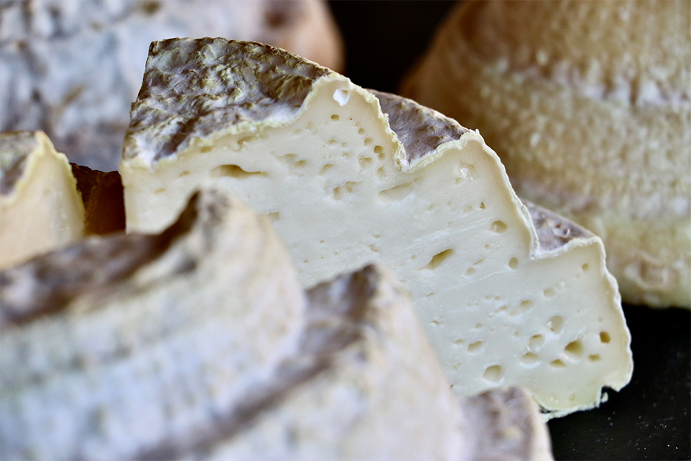 「過ちから多くを学びました。大きなポテンシャルを秘めた製品があっても、恐らくはそれだけに頼っての地域活性化は望めない。同時に僕たちのとった人生の選択が否定される理由にもならない。90年代の終わりに消滅の危機から救われたモンテボレというチーズは、伝統の生き残りとして過去を語ってくれています。僕たちも戦ったけれど、同じようにチーズ自身も戦ったんです。黄泉の国に送られないように、食の世界、高品質の世界から姿を消すことがないように。それは尊重に値すると思うし、モンテボレたちにそんな彼らのあり方を忘れないでくれと懇願されたようにすら感じています」