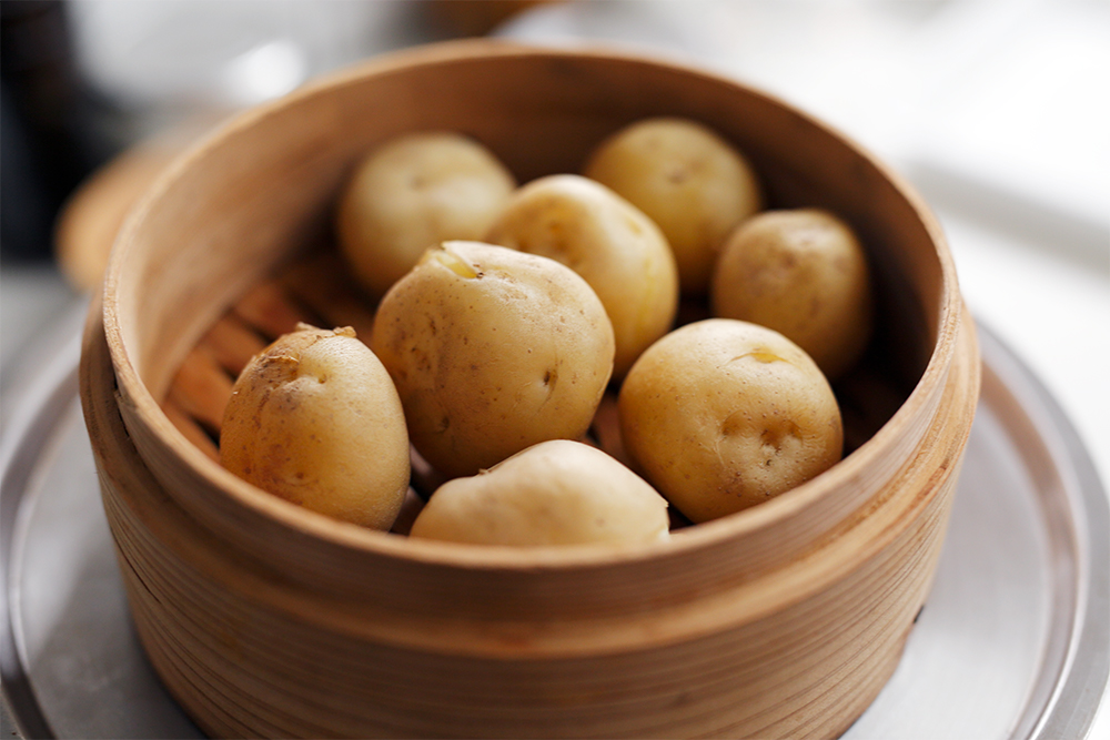 ジャガイモは湯気の上がった蒸し器で強火で15分ほど蒸し、粗熱を取る。