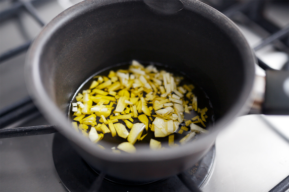 蒸している間に、ニンニクをオリーブ油に入れて弱火で熱する。