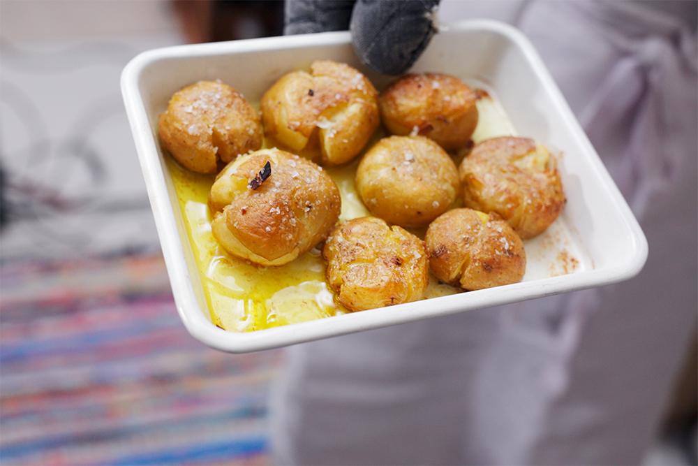 オーブンから出したら、３で取り出しておいたニンニクチップを上に振りかける。