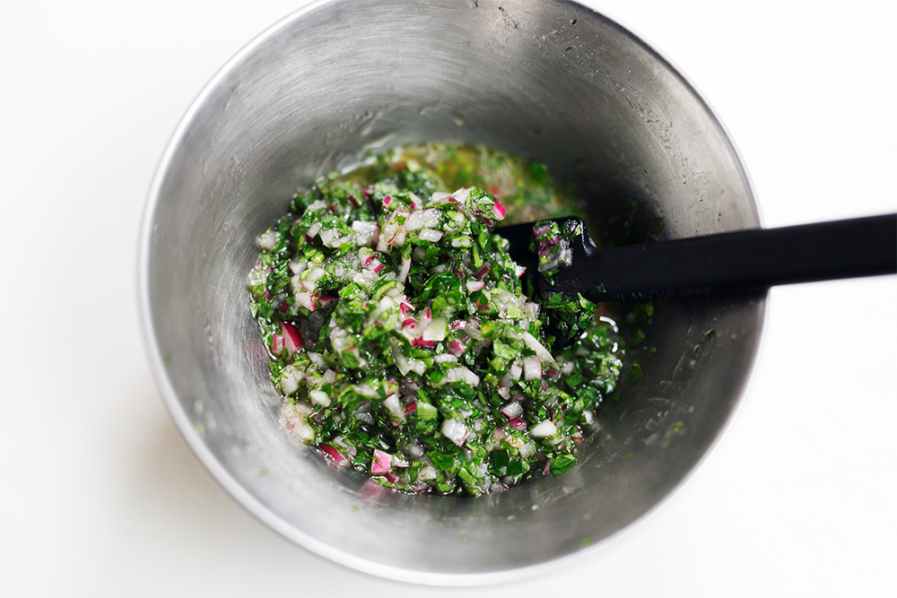 材料の野菜をすべて細かく刻んでボウルに入れ、オリーブ油、ワインビネガー、レモン汁、塩の順に加えてよく混ぜる。