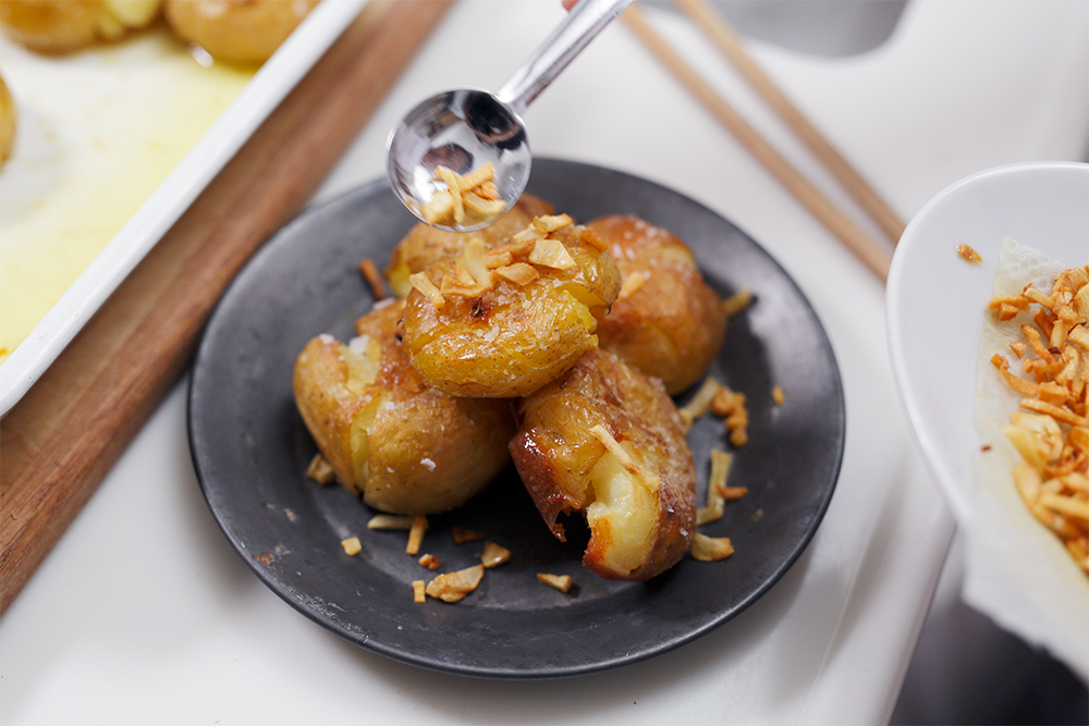 ８のソースをのせれば、これ１品でお酒が進むつまみに。塩だけもまた、潔い味わいで美味。