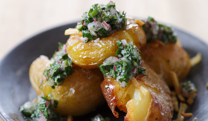 潰した割れ目が極上のおいしさ<br />
げんこつジャガイモとモーリョ・ヴェルデ